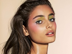 Ангел Victoria’s Secret учит как быть чувственной в новой фотосессии