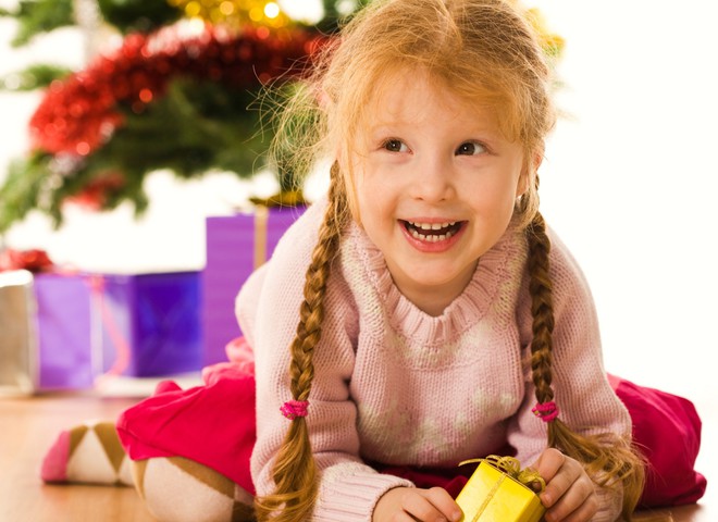 Новогодние подарки для детей должны приносить радость, а не скуку.