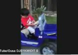 Малыш засыпает за рулем детского авто