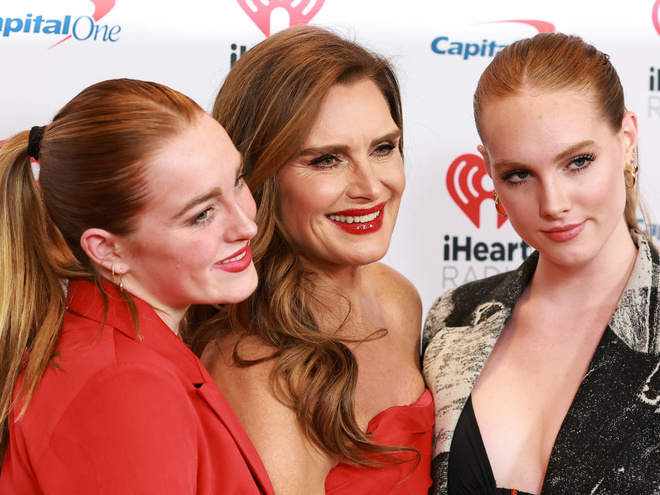 Брук Шилдс похвалилася підтягнутим пресом у бікіні на пляжних фото з дочками