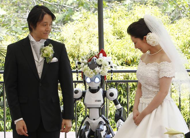 Робот женил людей