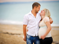 Когда начинает шевелиться плод во время беременности?