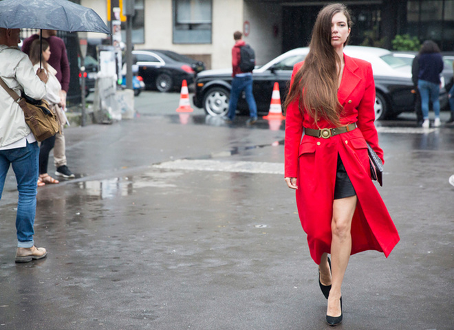 Как носить красный: street-style примеры 