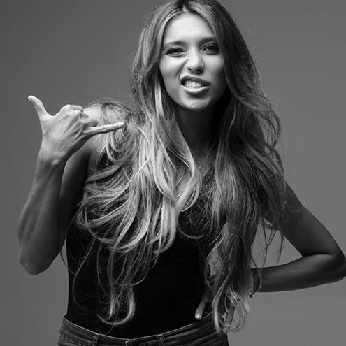 Тодоренко у весільній сукні