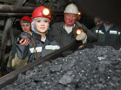 Міка Ньютон в шахті