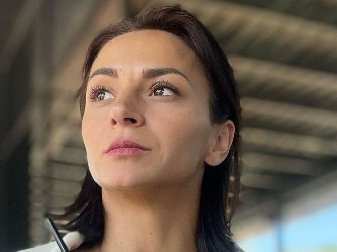 Гвоздьова показала м'язисті ноги в білизні й розповіла, що звернулася до психолога