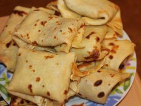 Блинчики с мясом, оливками и яйцом