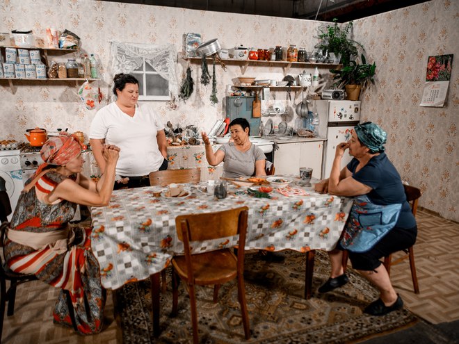 alyona alyona выпустила 11-минутный клип о мамином супе в духе Дэвида Линча