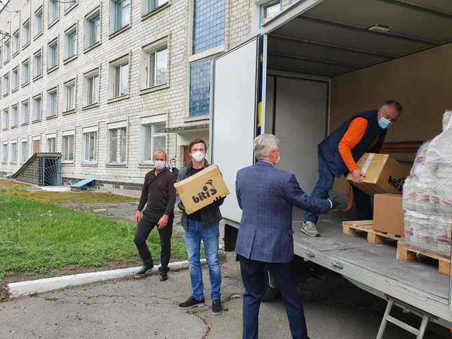 Дмитрий Комаров вместе с бизнесменами обеспечили две больницы средствами защиты и дезинфекции