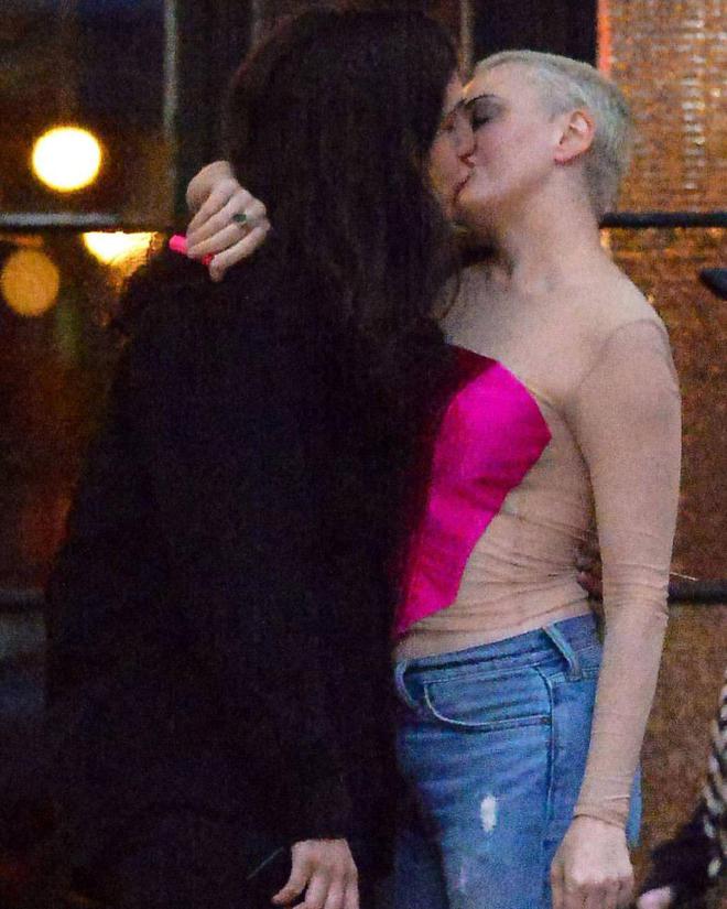 Роуз МакГоуэн целуется с девушкой