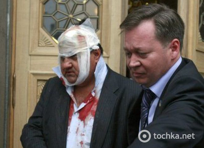 Депутат Добряк помогает избитому Петруку