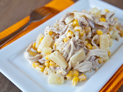 Салат із курки з ананасом та сиром