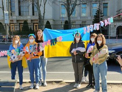 У Берліні перед російським посольством розвісили 136 пар шкарпеток