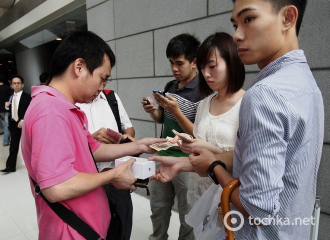 iPhone 5 поступил в продажу