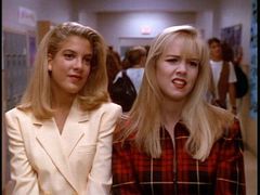 Актрисы "Беверли-Хиллз, 90210" в смелых нарядах на Teen Choice Awards 2019