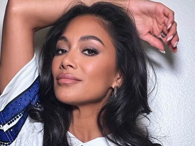 Шерзінґер у мінісукні з пір'ям почула різдвяні дзвони