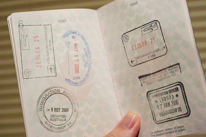 Чи потрібно міняти закордонний паспорт при зміні прізвища?