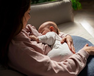 Чому з'являється біль та тріщини на сосках і як їх лікувати