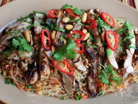 ПРЯНЫЙ САЛАТ С РИСОВОЙ ЛАПШОЙ ПРЯНЫЙ САЛАТ С РИСОВОЙ ЛАПШОЙ