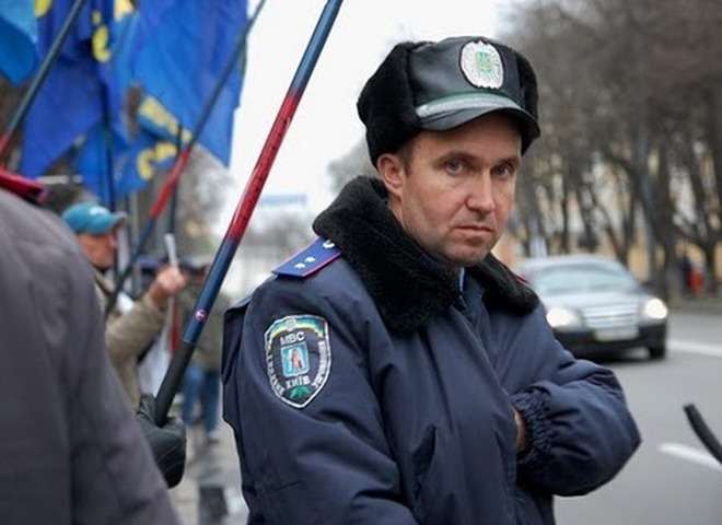 Міліціонер на мітингу ВО "Свобода"