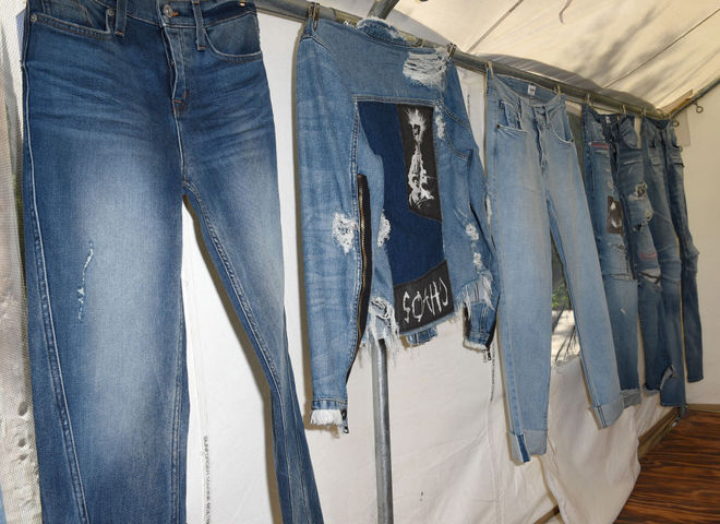Широкі джинси - модний тренд