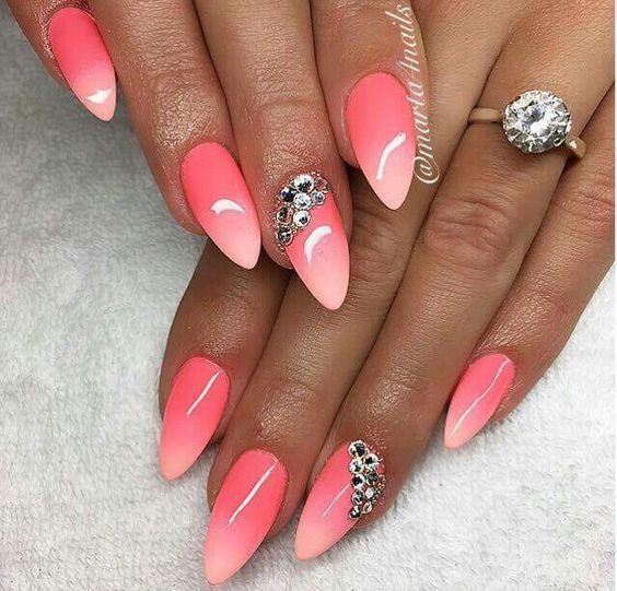 Коралловый маникюр