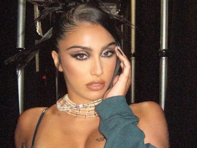 Дочка Мадонни показала півголі посиденьки на пляшках і блиснула тату на сідниці