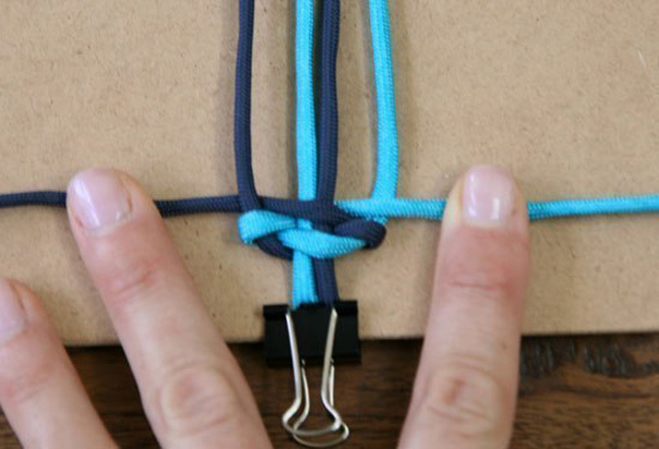 Яркий браслет из шнурков