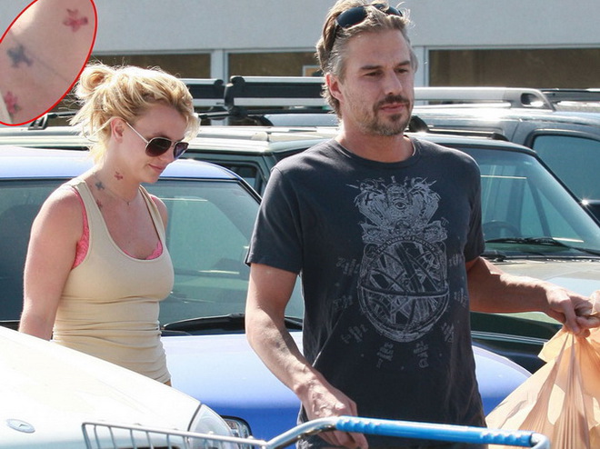 Спірс із тату-метелики