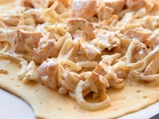 Пирог с грибами, сметаной и сыром