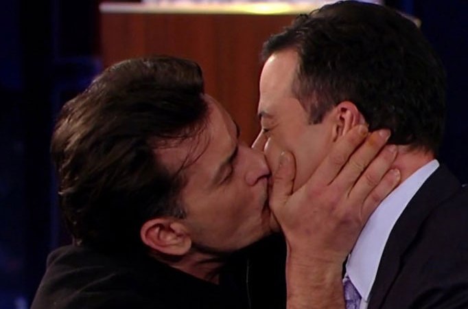 Чарлі Шин поцілував мужика 