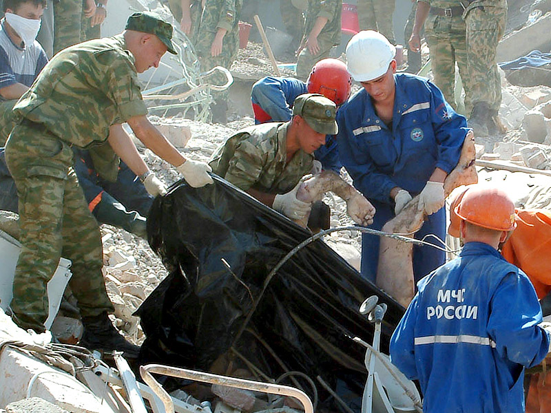 5 декабря 2003. Моздок военный госпиталь. Теракт в Моздоке 2003 взрыв госпиталя. Взрыв госпиталя в Моздоке в 2003 году.