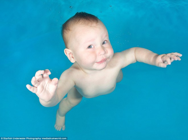 Малыши в первый раз под водой
