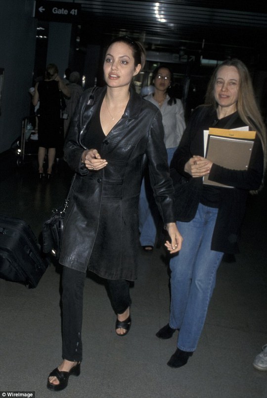 Як одягалися зірки в 90-х: Анджеліна Джолі