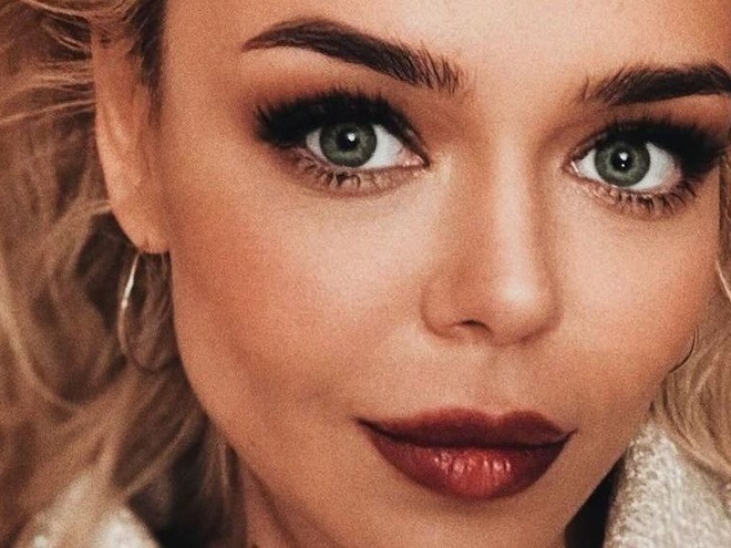 "Я знову зробила це": Гросу заінтригувала кадрами у весільній сукні з чоловіком