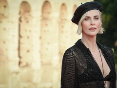 Шарліз Терон вразила образом у мініспідниці з бахромою