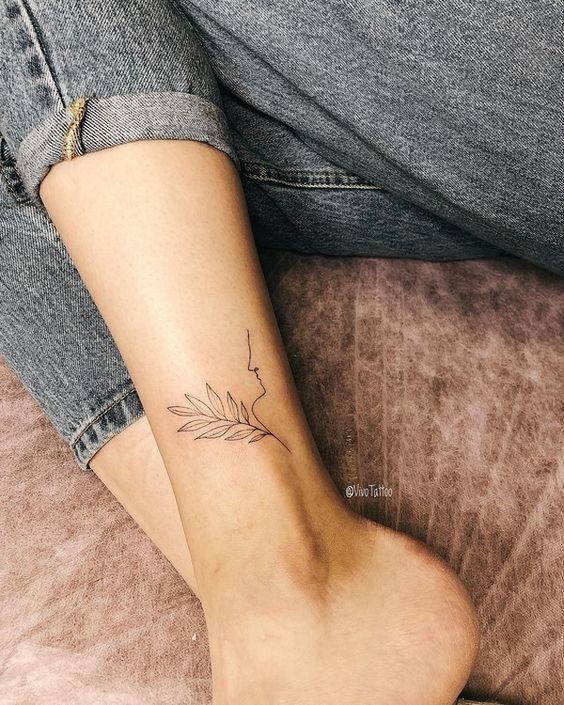Красиві маленькі татуювання для дівчат на нозі