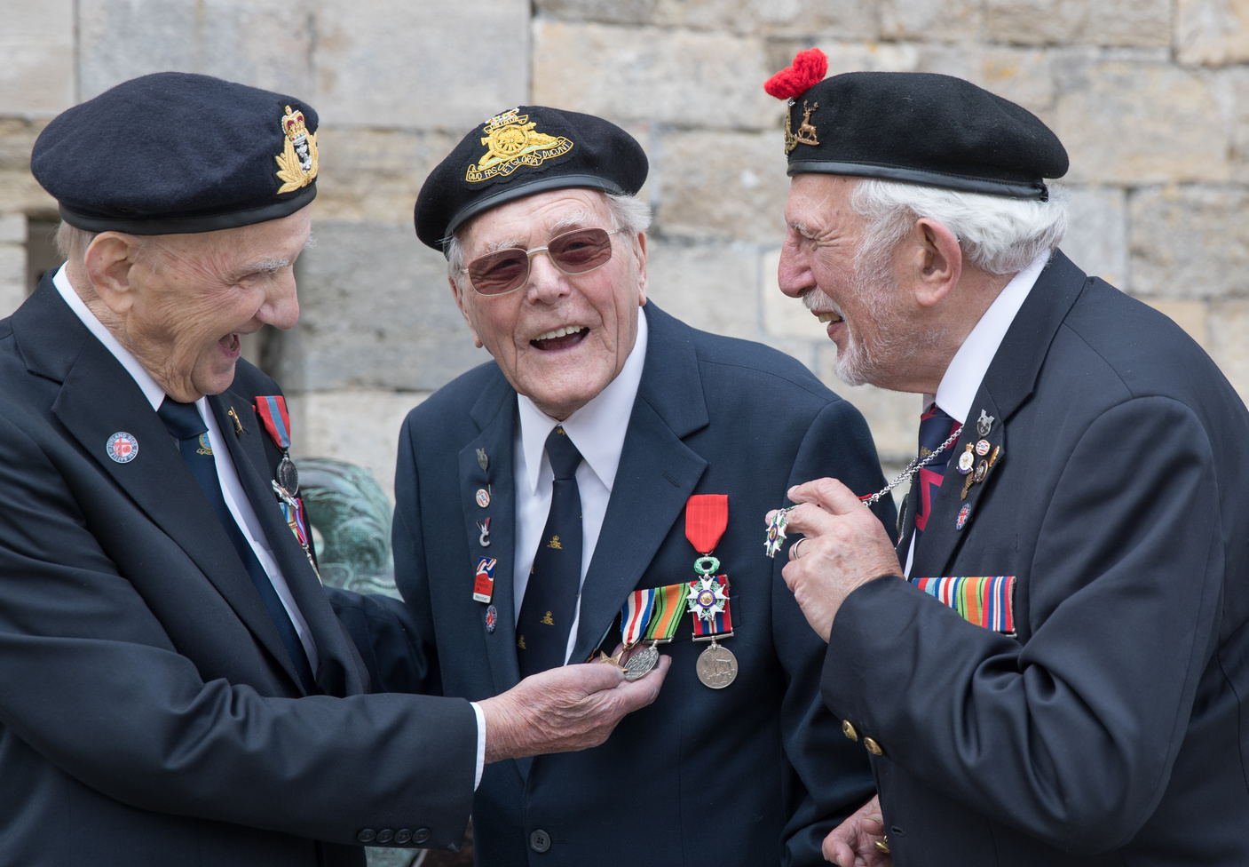 День сміху. Люди сміються