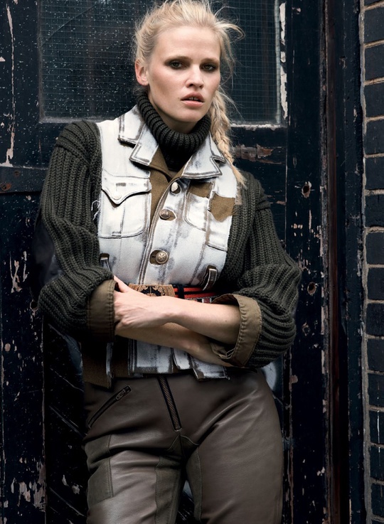 Лара Стоун в эклектичных образах на страницах Vogue