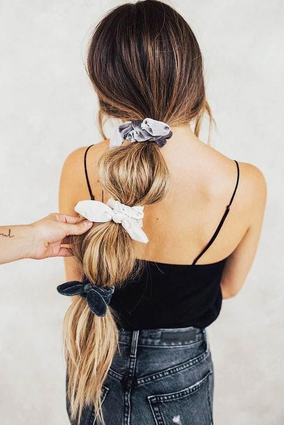 Ugly scrunchies возвращаются в моду: как носить главный аксессуар этого лета