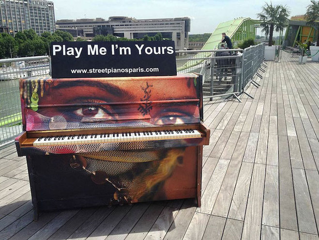 “Play Me, I'm Yours”: британский проект, который объединяет людей по всему миру
