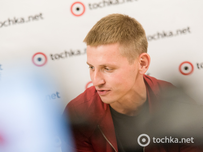 Brunettes Shoot Blondes