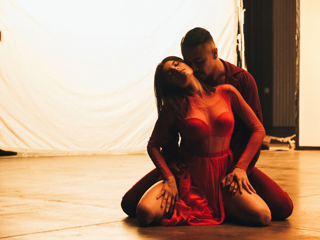 Michelle Andrade и Франсиско Гомес в клипе "Не знаю"