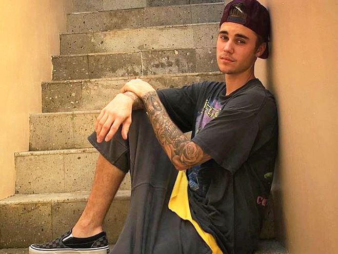 Бібер з фіолетовим волоссям