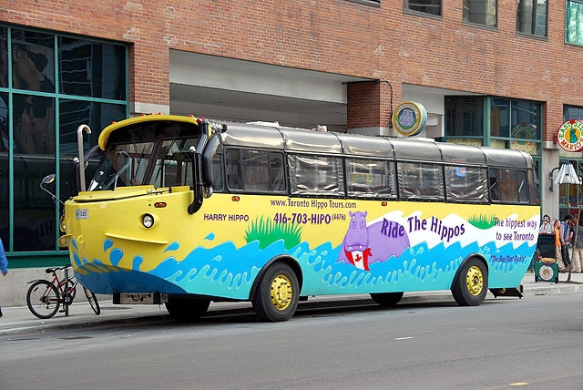 8 самых необычных видов транспорта: Плавающий автобус, Канада