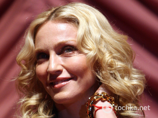 Красная нитка на руке у звезд