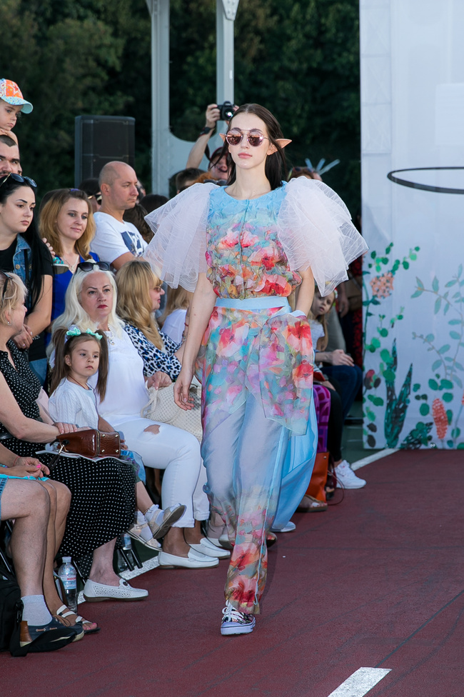 Fashion Show SEREBROVA SS20 на Пешеходном мосту через Днепр: фотоотчёт