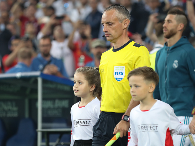 Одного из арбитров финала Лиги Чемпионов вывела на поле дочь Ярославского