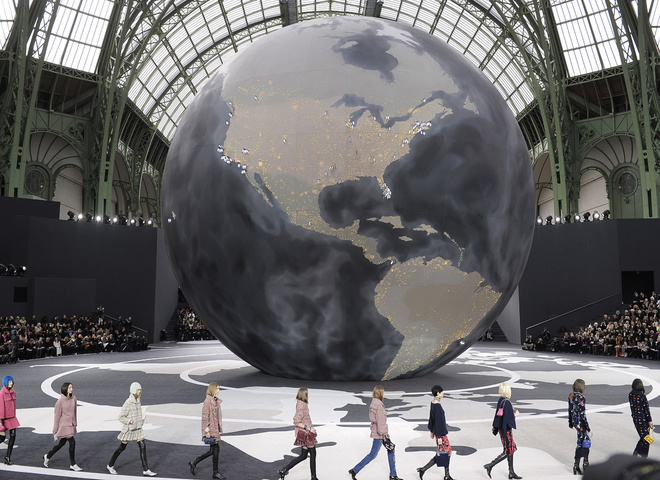 10 впечатляющих декораций подиума Chanel