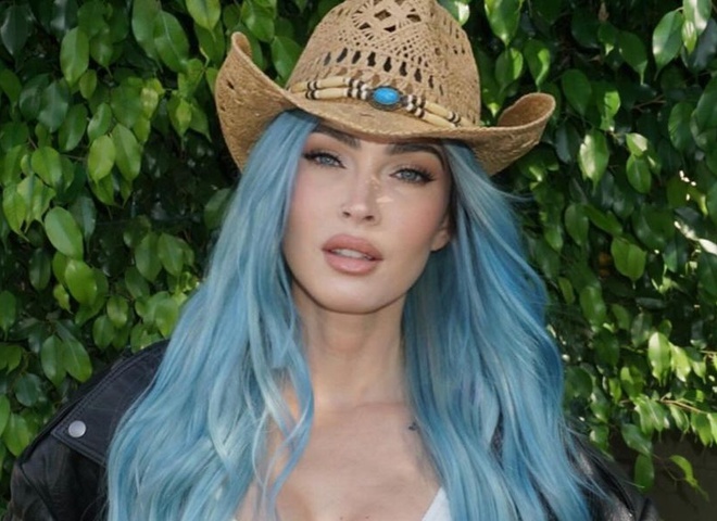 "Ми плачемо діамантами": Меґан Фокс показала коштовні "сльози" й декольте